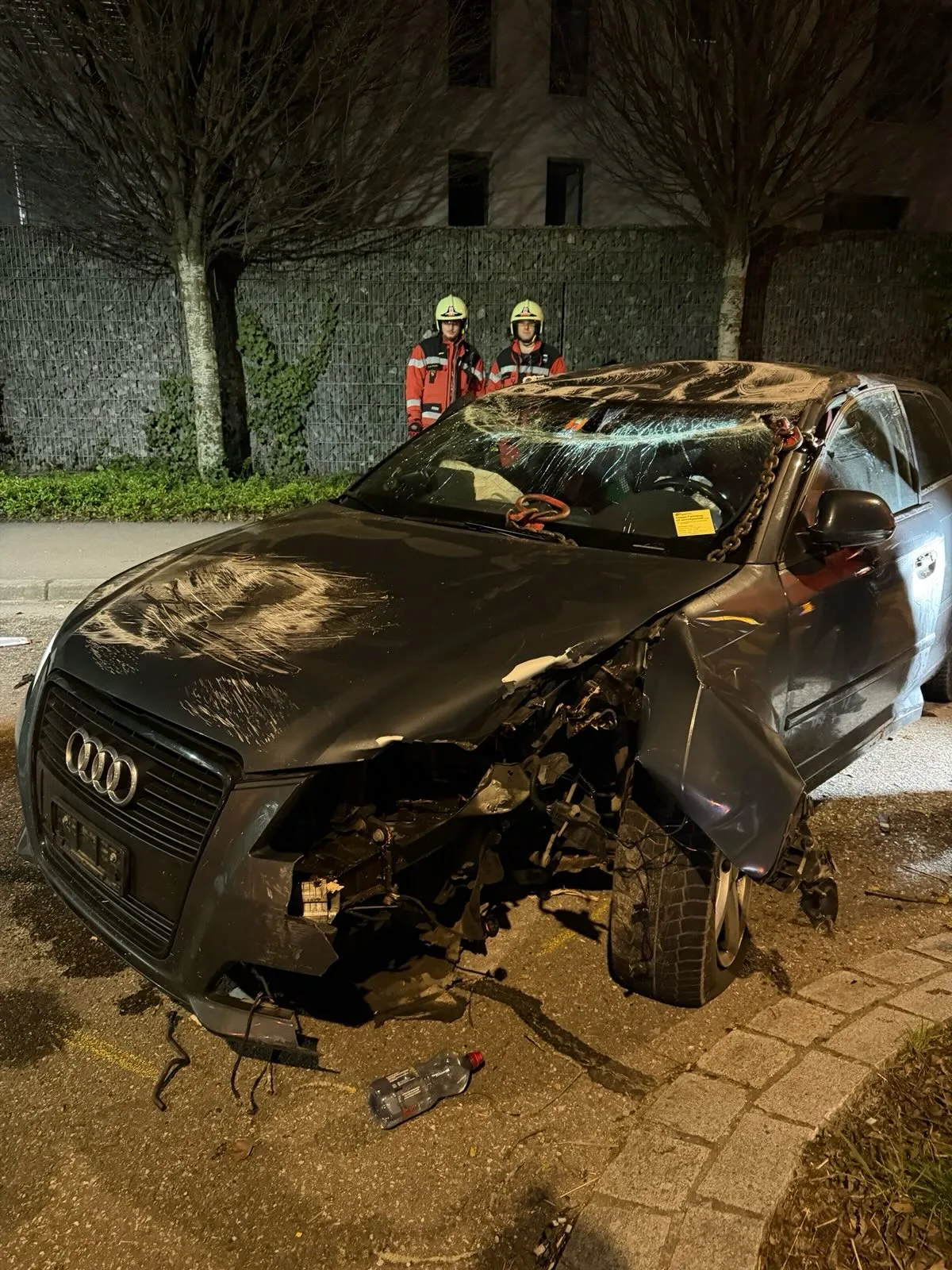 Ein verunfallter Audi. Das Dach ist eingedrückt.